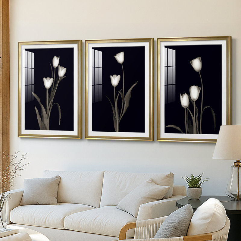 Tulipe Pose I - Impression encadrée sur mesure de qualité supérieure - 3 pièces, H 21 po x l 30 po, Doré