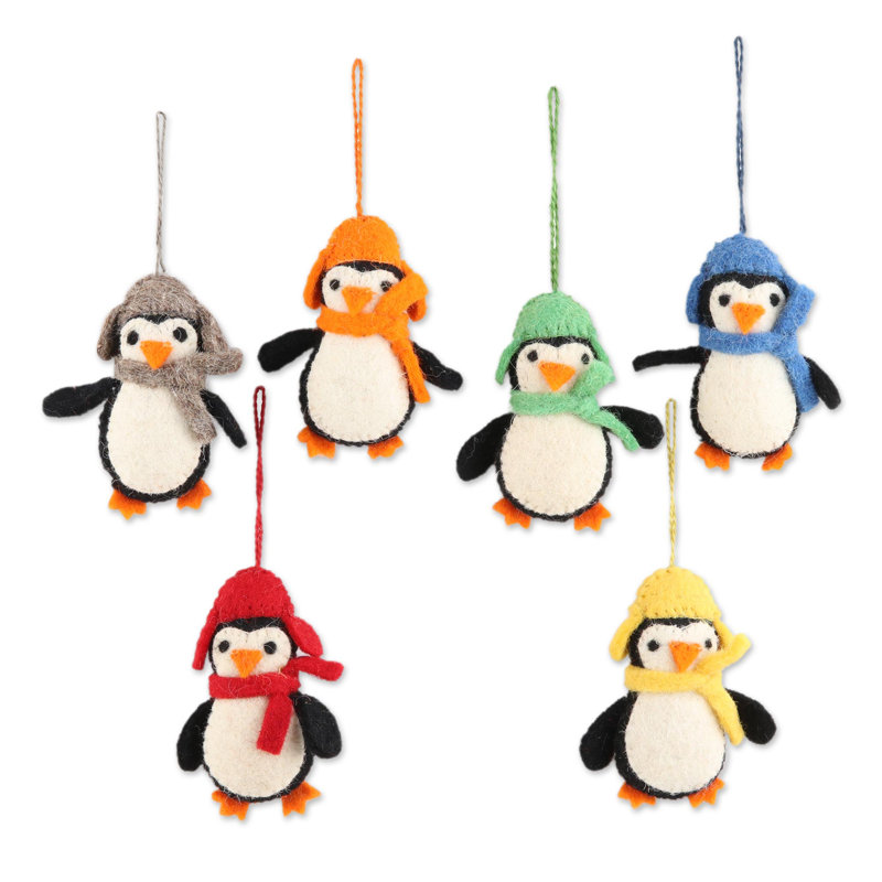 Ornements en feutre de laine The Holiday Aisle® Cozy Penguins (ensemble de 6)