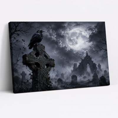 Raven sur une croix celtique au cimetière gothique éclairé par la lune