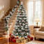 Arbre de Noël vert floqué pré-éclairé avec pommes de pin