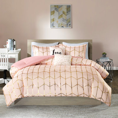 Édredon contemporain de couleur rosée avec coussins de feuilles métalliques et décorations décoratives dorées
