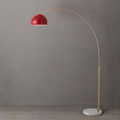 Lampe en arc Ellerbe H 92 po - Style Mid-Century moderne, corps en laiton patiné, base en marbre, abat-jour en lin rouge cramoisi, à intensité variable pour le salon ou la chambre à coucher