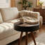 Table d'appoint ronde avec plateau sculpté noir foncé et brun, idéale pour les petits salons ou les chambres à coucher
