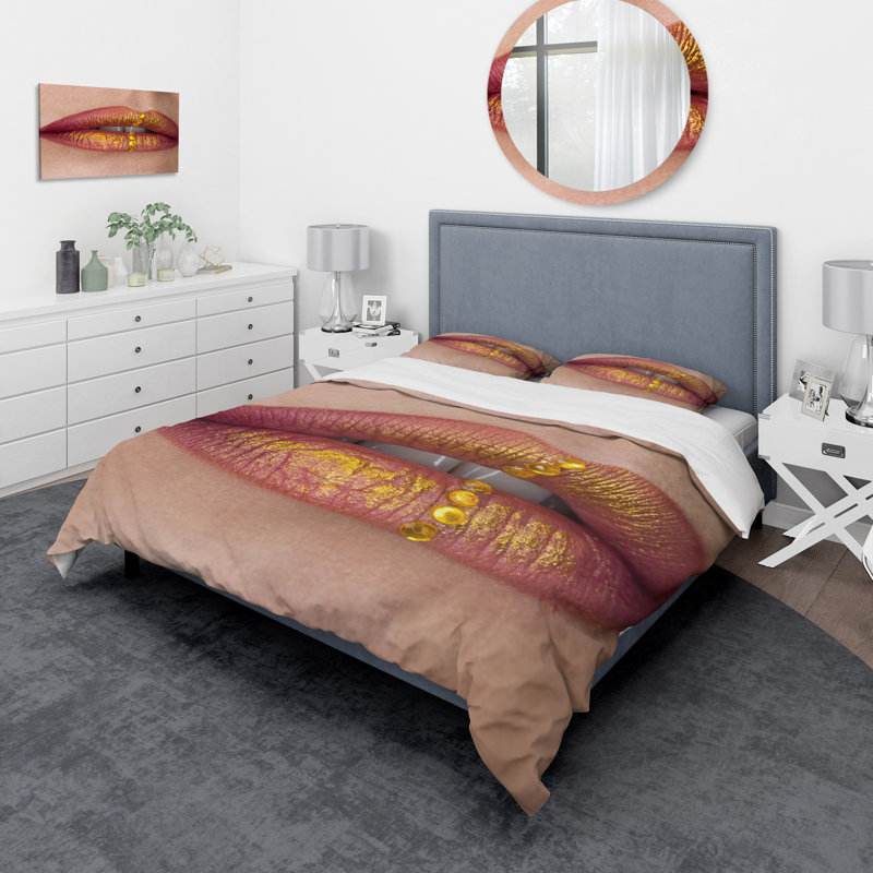 Gros plan sur les lèvres féminines avec rouge à lèvres, peinture dorée - ensemble de housse de couette moderne - microfibre de polyester