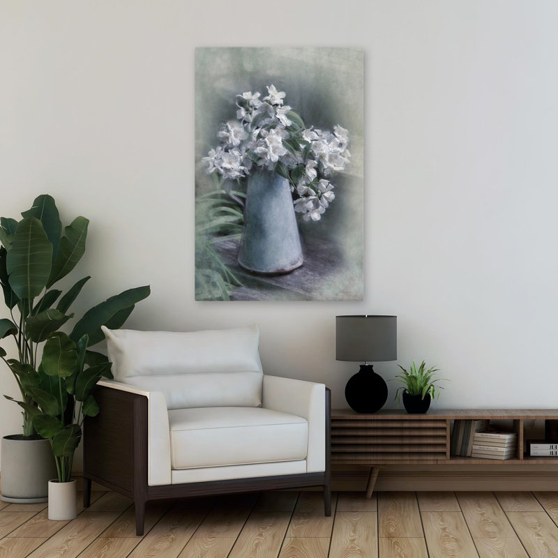 Joli dans un pichet - fleurs de jasmin blanches contemporaines, pichet rustique, fleurs délicates, H 36 po x l 24 po