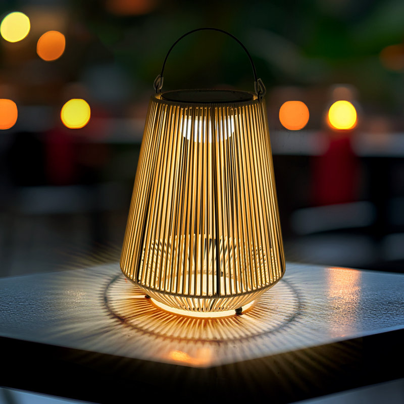 Lanterne solaire extérieure en rotin tissée à la main, lumière ambiante chaude imperméable IP65, double charge solaire et USB, 10 heures de fonctionnement 12H, lampe suspendue et de table pour patio