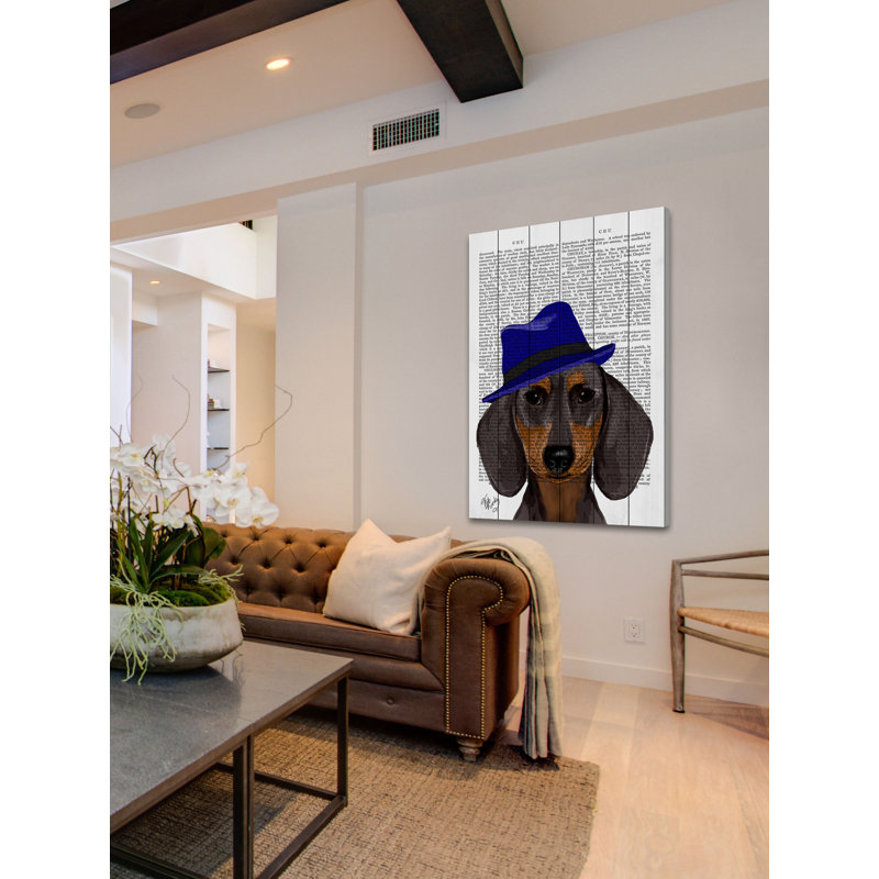 Teckel avec imprimé Trilby bleu sur bois blanc, 40 po x 60 po