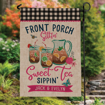 Drapeau de jardin personnalisé avec porche «Sittin» et «Sweet Tea Sippin» - drapeau extérieur personnalisé avec nom de famille