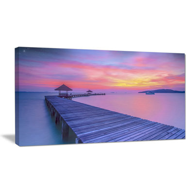 «Purple Tinged Wood Bridge and Beach», reproduction de photo sur toile tendue