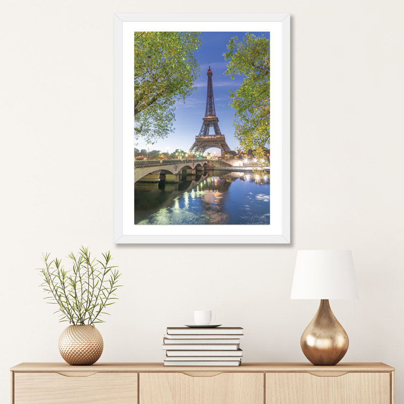 «Paris Eiffel Tower Green» par Philippe Manguin - reproduction de photo, H 32 po x l 24 po x P 1 po, Papier encadré blanc