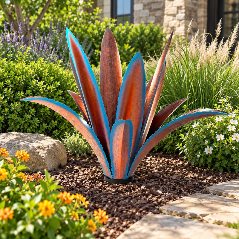 Sculpture de jardin en métal bleu représentant un agave à 12 feuilles, pour la décoration extérieure de votre pelouse.