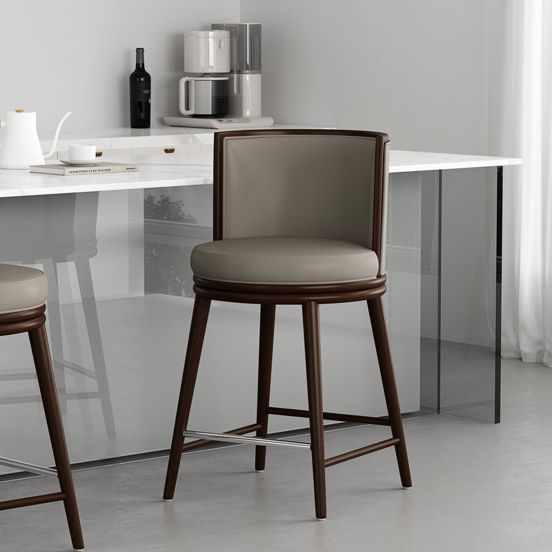 Tabouret de comptoir en similicuir taupe avec pieds en bois de hêtre Evalyn, Taupe