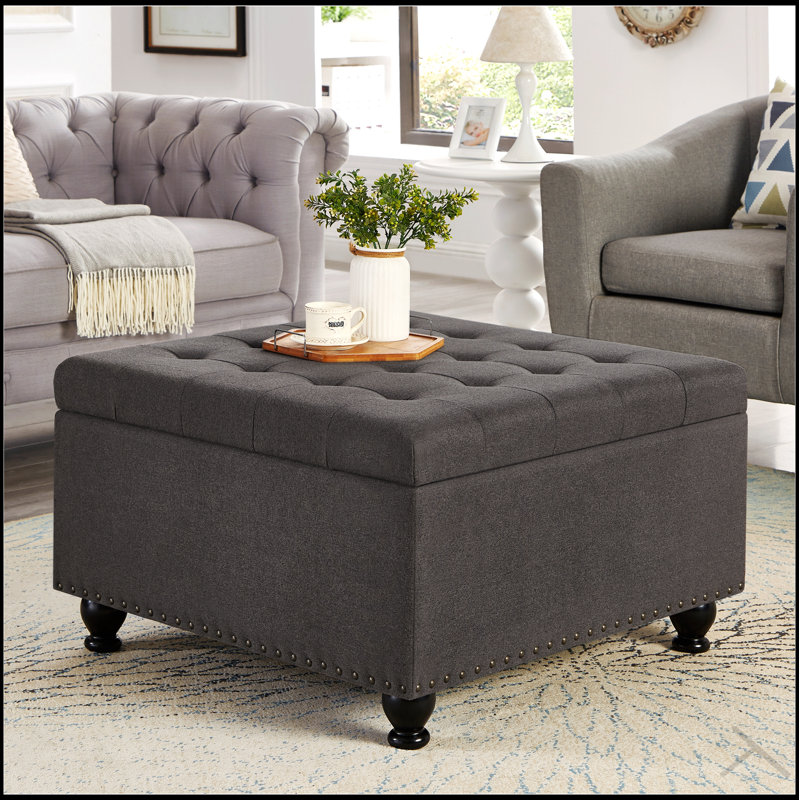 Grand repose-pieds carré avec rangement et pieds en bois, table basse capitonnée à boutons pour des espaces de vie élégants