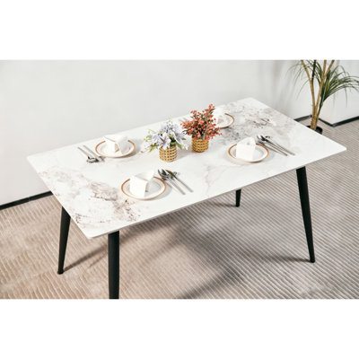 Table de salle à manger moderne et minimaliste (1,4 m) avec plateau en pierre frittée blanche et pieds en métal noir effilés pour une cuisine ou une salle à manger contemporaine