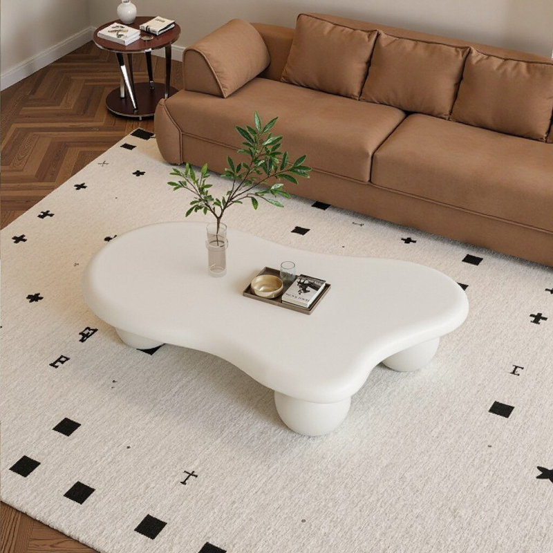 Table basse en forme de nuage avec pieds sculpturaux en forme de nuage, table de cocktail moderne de forme libre organique avec rebords arrondis pour le salon Syrova