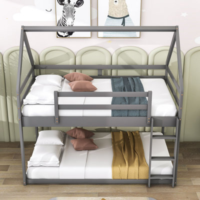 Lit superposé simple au dessus d'un lit simple pour enfants
