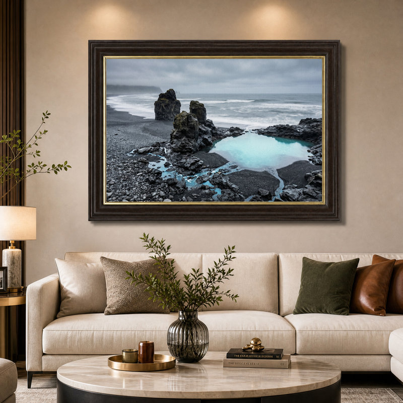 Tableau sur toile d'une mare turquoise et de rochers sombres sur une plage noire, 12"H x 18"W