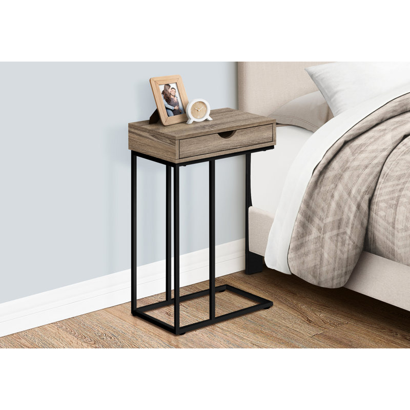 Table de bout avec compartiment de rangement, stratifié brun et métal noir robuste pour le salon, capacité décorative contemporaine, taupe ferme, décoration intérieure