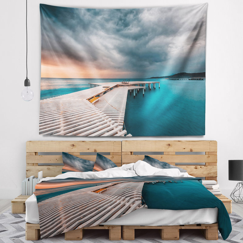 Tapisserie de mer en shore de mer en mer dans une journée nuageux avec accessoires suspendus inclus, H 32 po x l 39 po