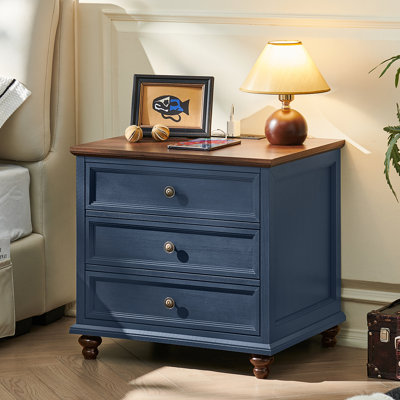 Table de chevet Farmhouse avec station de charge, table de bout de 24 po de large avec 3 tiroirs, commode en bois pour la chambre à coucher, commode de table de chevet, table de chevet pour le salon, placard