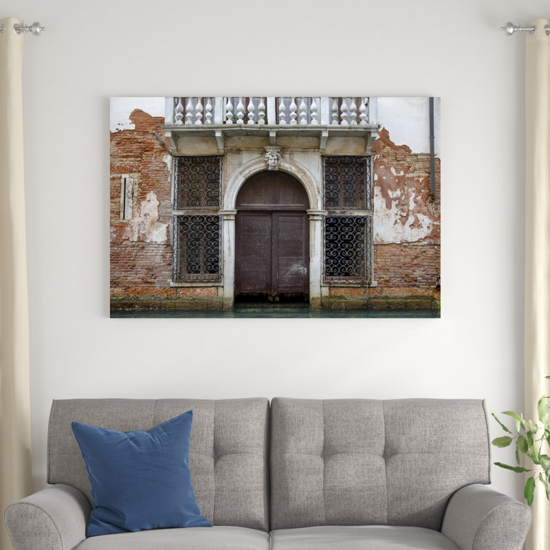 «Windows and Doors of Venice X» par Laura DeNardo - photographie sur toile tendue, H 32 po x l 48 po