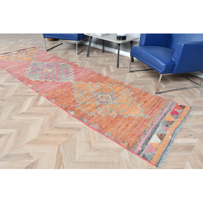 Charmant tapis de couloir turc rose Herki, idéal pour les couloirs et la cuisine