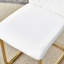 Ensemble de table et de chaises. Table de salle à manger élégante à motif de marbre blanc rond - Texture annulaire moulée par aspiration. Combinée avec des chaises en polyuréthane de haute qualité avec des pieds en métal doré arqués.