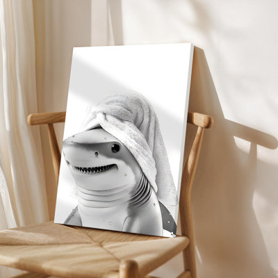 Requin avec une serviette sur la tête, souriant, style croquis monochromatique. Art mural encadré en toile - Cadre en bois massif de 24 po x 36 po et 1 po d'épaisseur pour le salon ou la chambre à coucher