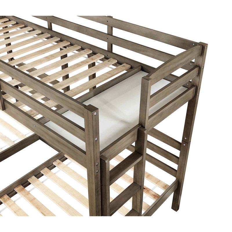 Triple lit simple de conception transitionnelle, structure en bois massif gris chaud, réversible, table de chevet encastrée avec port, barrières de sécurité, lit de style matelas, construction, prise de courant et barrières de sécurité pour