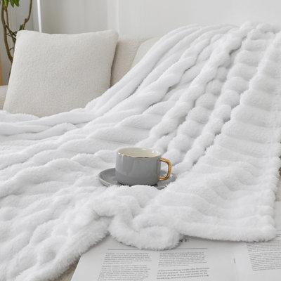 Jeté en peluche par Kate Aurora