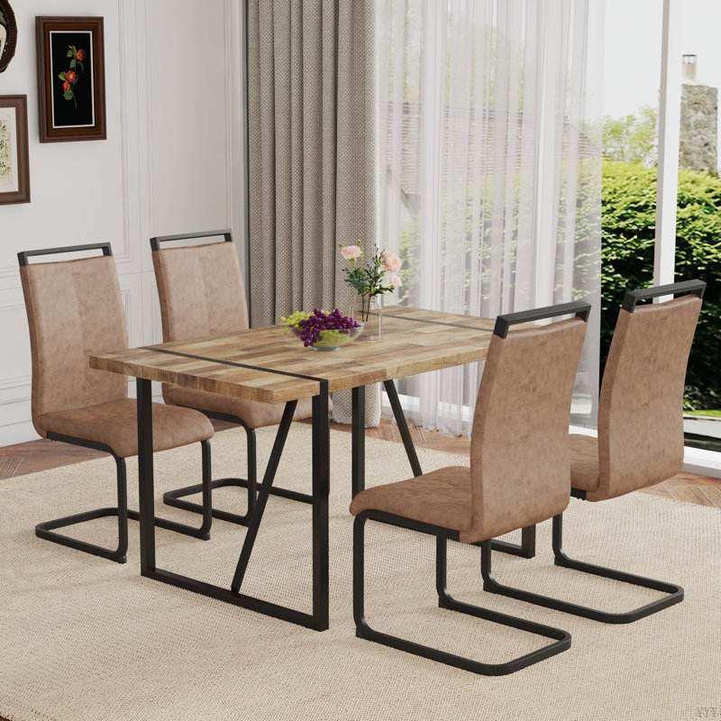 Ensemble de table et de chaises. Une table de salle à manger rectangulaire rétro minimaliste avec un plateau texturé et des pieds en métal.