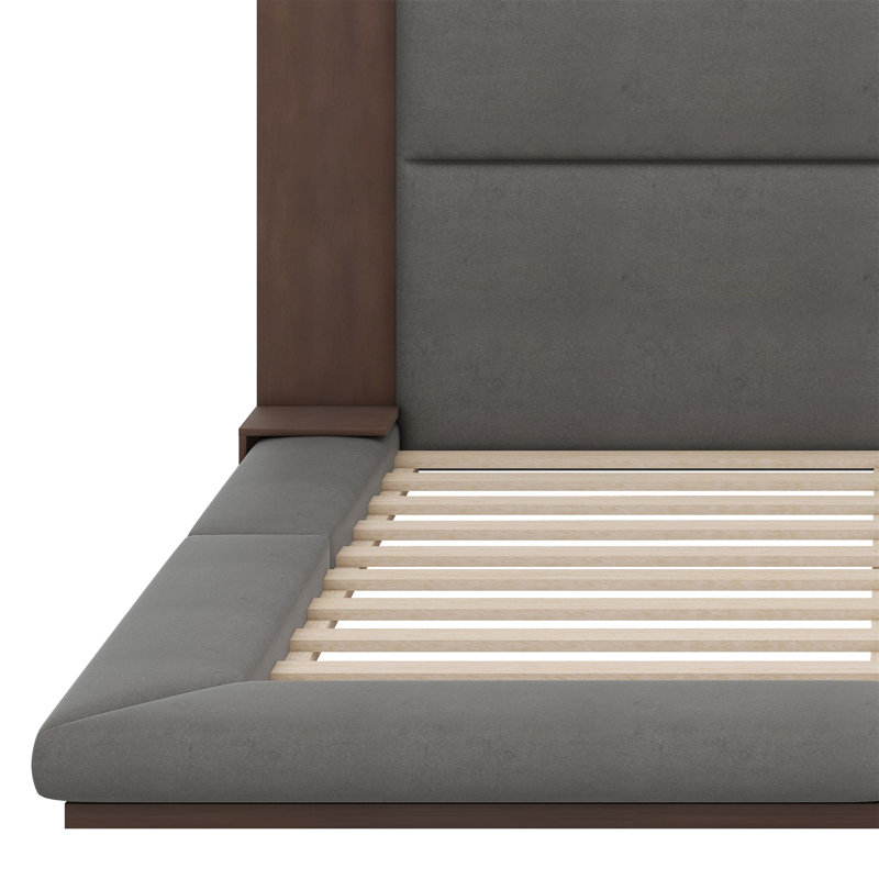 Lit plateforme au sol avec tête de lit allongée et tablette de chevet