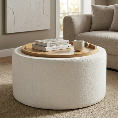 Une élégante table basse de rangement de couleur crème avec un grand espace de rangement pour garder les choses en ordre. Sa palette de couleurs douces s'harmonise avec divers styles, alliant fonctionnalité et esthétique.