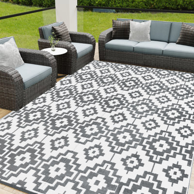 Reversible Geometric Diamond Pattern Outdoor Rug