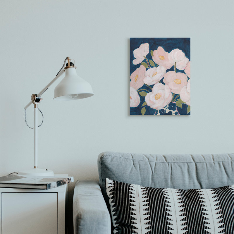 Fleurs printanières, pétales roses sur bleu profond, Toile tendue, H 20 po x l 16 po