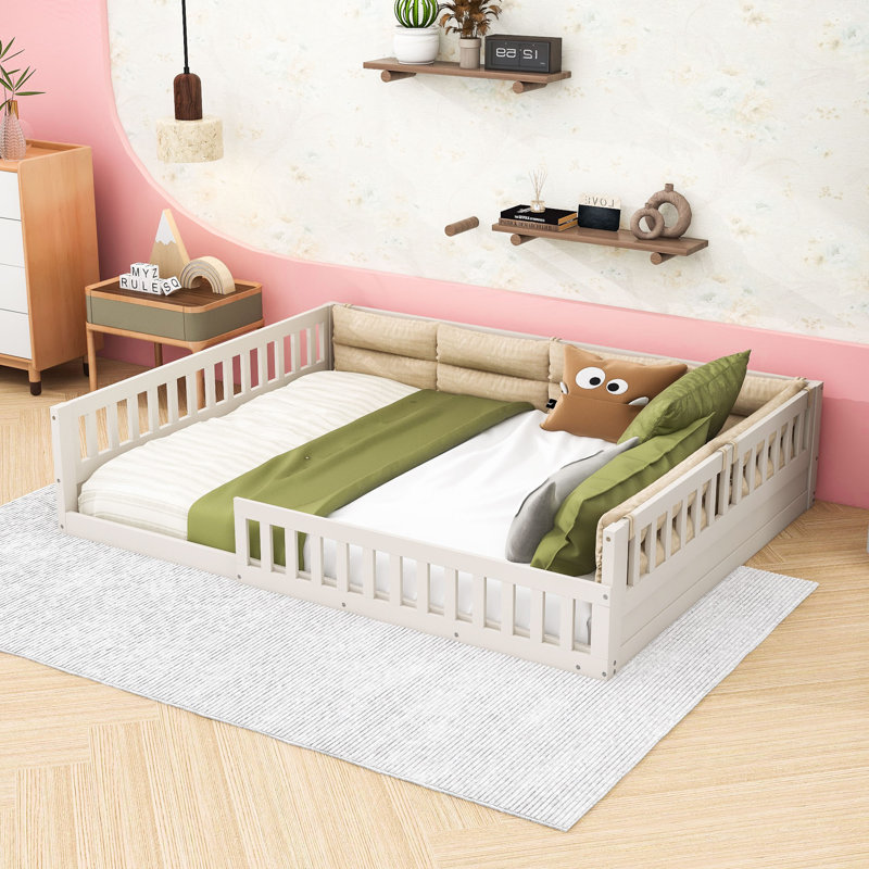 Lit double en bois avec coussins intégrés et garde-corps pleine longueur, Beige