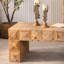 Table basse de 47,51 po en bois massif et rectangulaire avec relief géométrique 3D rustique, pour des espaces de vie décontractés, des pieds faciles à nettoyer et inspirés du relief, une installation simple