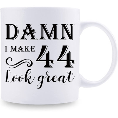 44e cadeaux d'anniversaire pour femmes - «Damn I Make 44 Look Great» - 44 ans de cadeaux pour femme, mari, maman, papa, soeurs, frères, amis et collègues - tasse à café de 11 oz