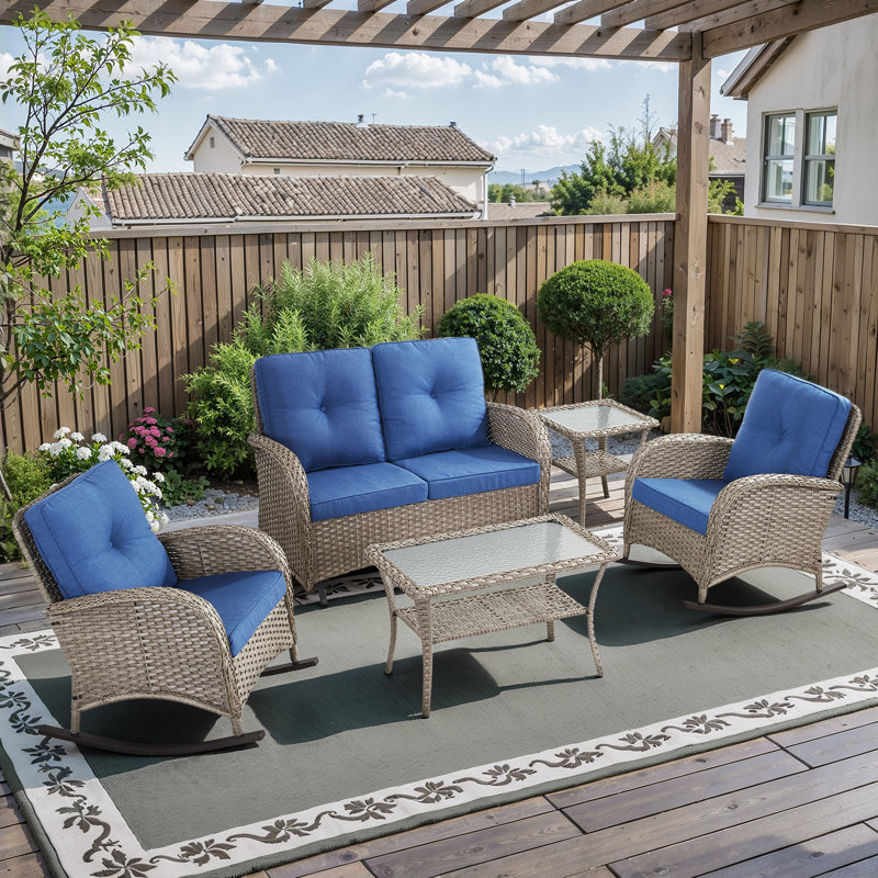 Cet ensemble de conversation d'extérieur fabriqué à la main 5 pièces confère à votre porche ou à votre patio un charme intemporel et une élégance naturelle. L'ensemble comprend une causeuse coulissante, 2 fauteuils à bascule classiques, une table d'appoint et une table basse, en osier de polyéthylène tissé à la main jumelé à une courbure