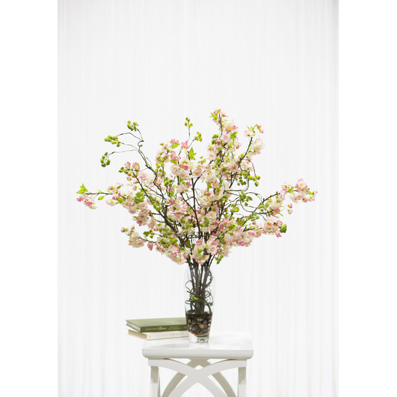 Ensemble de fleurs florales en fleur de cerise vase