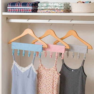 Emballez ces 3 cintres de voyage pliables et une corde à linge pour sécher les maillots de bain et autres vêtements dans les cabines de bateau de croisière ou les chambres d'hôtel; l'ensemble compact économise de l'espace lorsque vous voyagez.