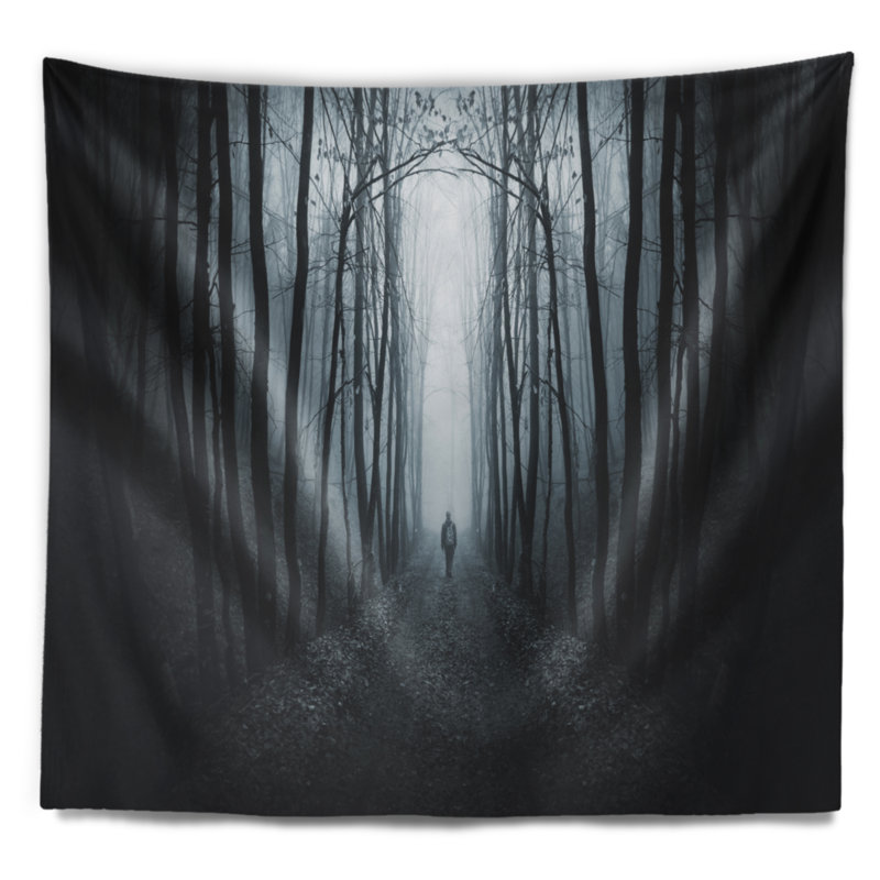 Homme marchant dans une tapisserie de la forêt sombre Landscape, H 32 po x l 39 po