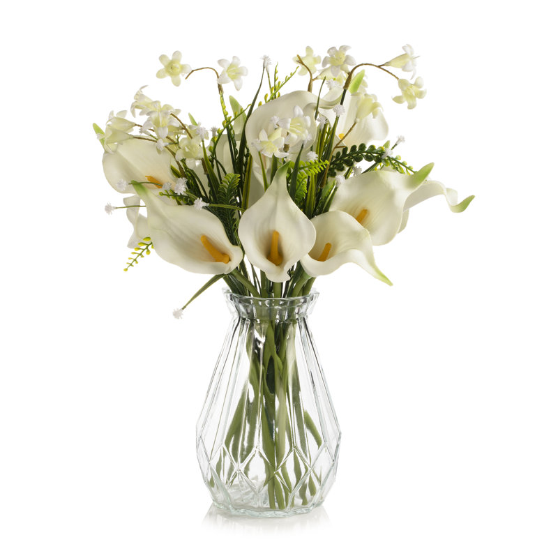 Arrangement de fleurs de lys mixtes avec bourre dans un vase en verre transparent , Blanc