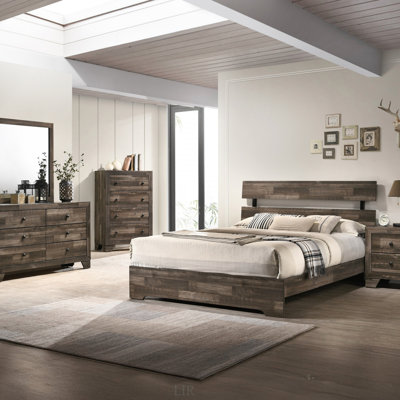 Lit plateforme double rustique avec tête de lit à lattes, conception à profil bas et finition brune pour les chambres contemporaines