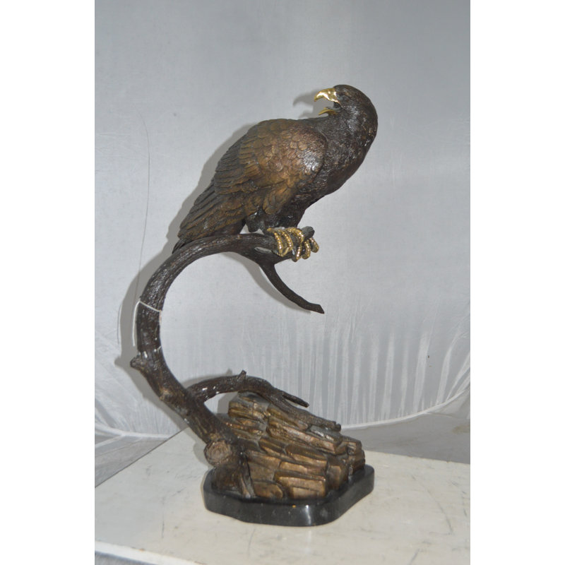 Statue en bronze de faucon sur une branche de Michaelson - Taille: L 15 po x l 15 po x H 28 po.