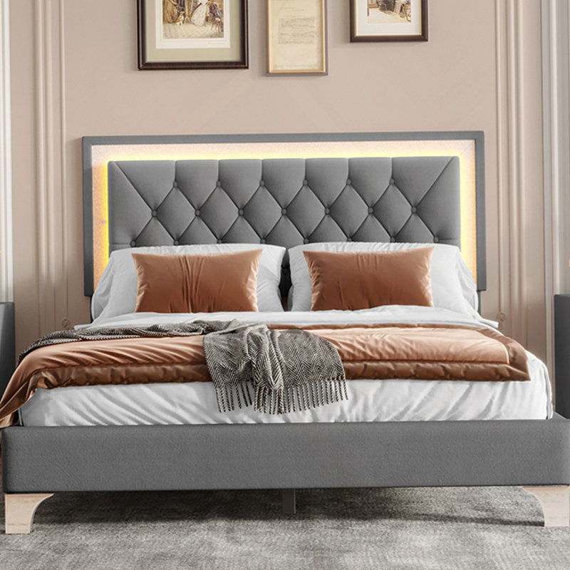 Ensemble de chambre à coucher 3 pièces, grand lit plateforme tapissier avec lumières DEL et deux tables de chevet - gris