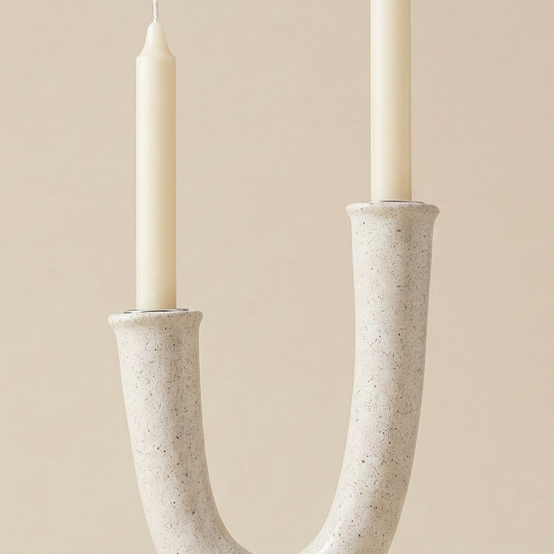 Bougeoir conique crème en résine - Porte-bougie sculpturale scandinave à 2 bras en forme de U