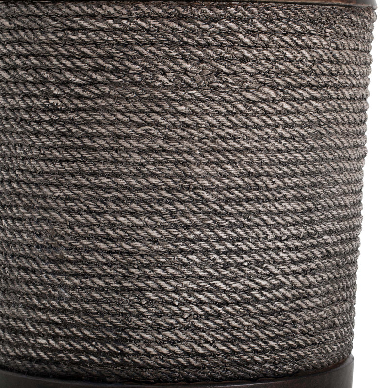 Table d'appoint cylindrique en oxyde de magnésium avec texture de corde tressée simulée et garniture rétro pour une utilisation polyvalente à l'intérieur comme à l'extérieur.