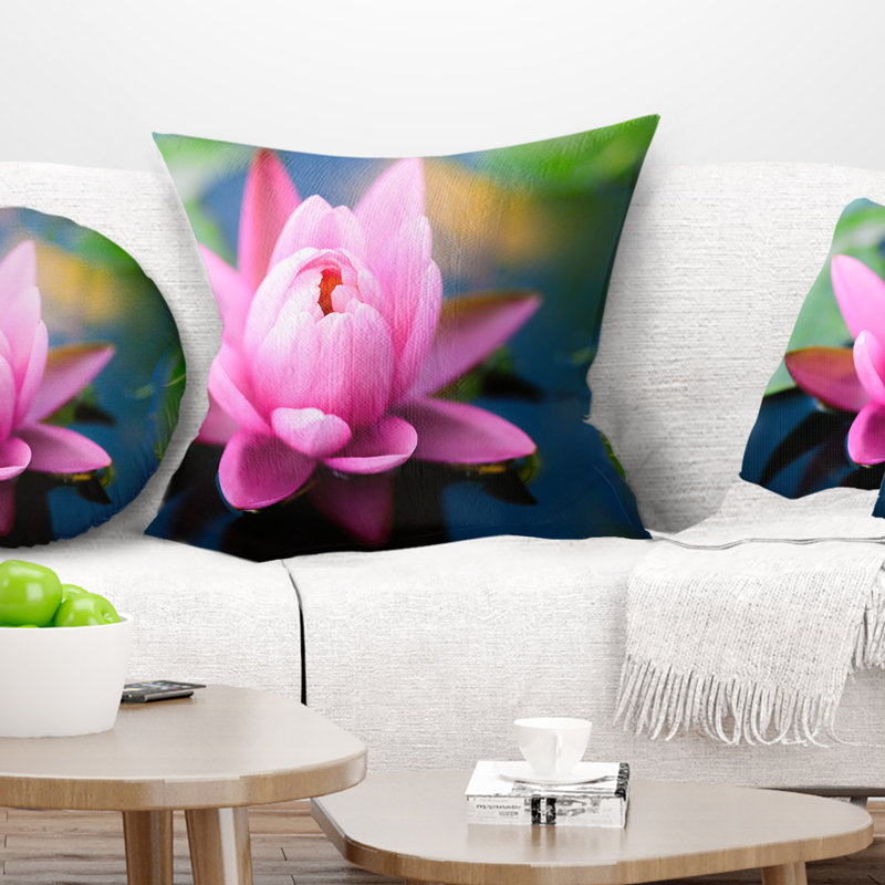 Grande fleur de lotus dans l'étang - coussin à imprimé floral, 16 po x 1 po, Coussin décoratif