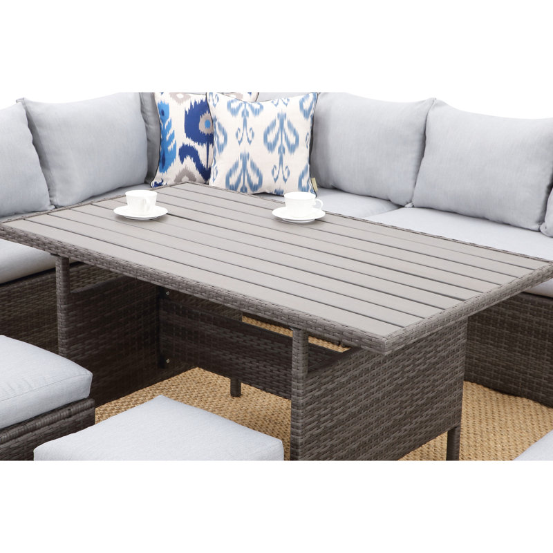 Patio gris coussiné avec 7 coussins modulaires et